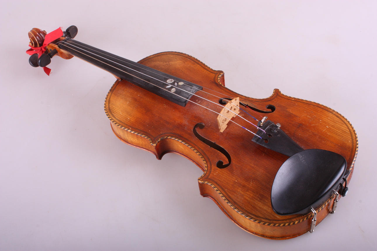 VIOLÍN con incrustaciones de nácar.