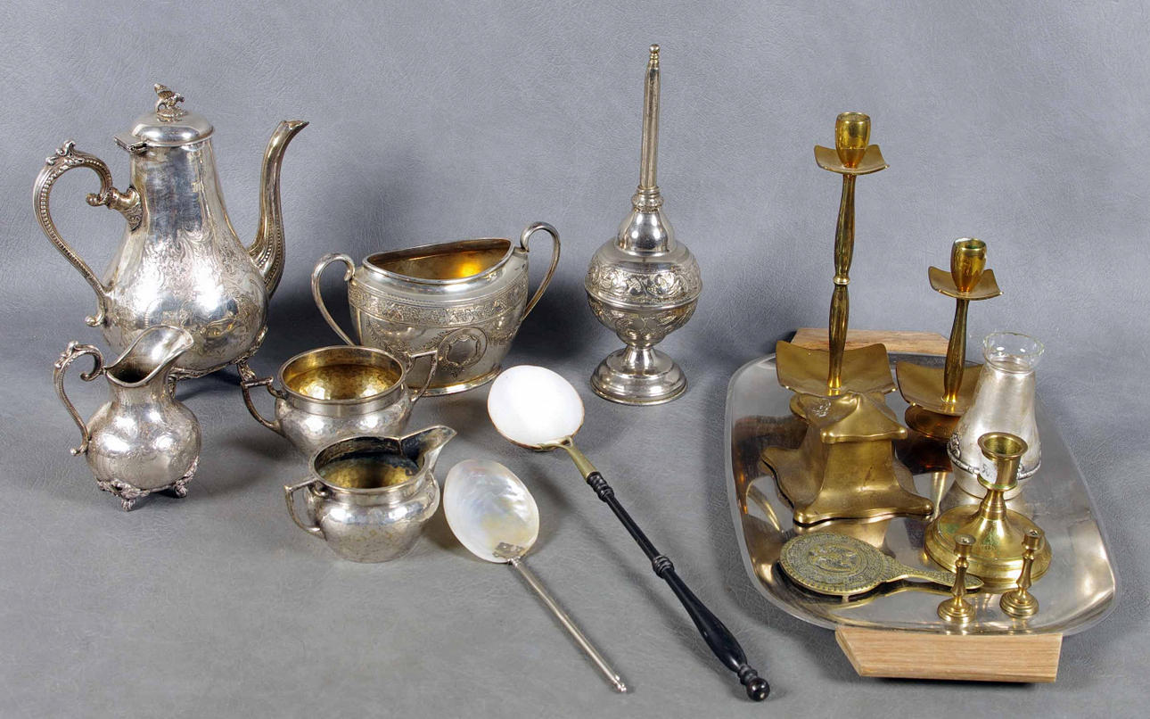 METALLFÖREMÅL, serveringsset, ljusstakar m.m.