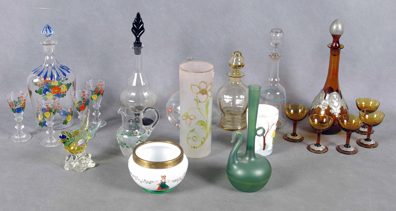 GLASFÖREMÅL, karaffer, glas, vaser, skålar.