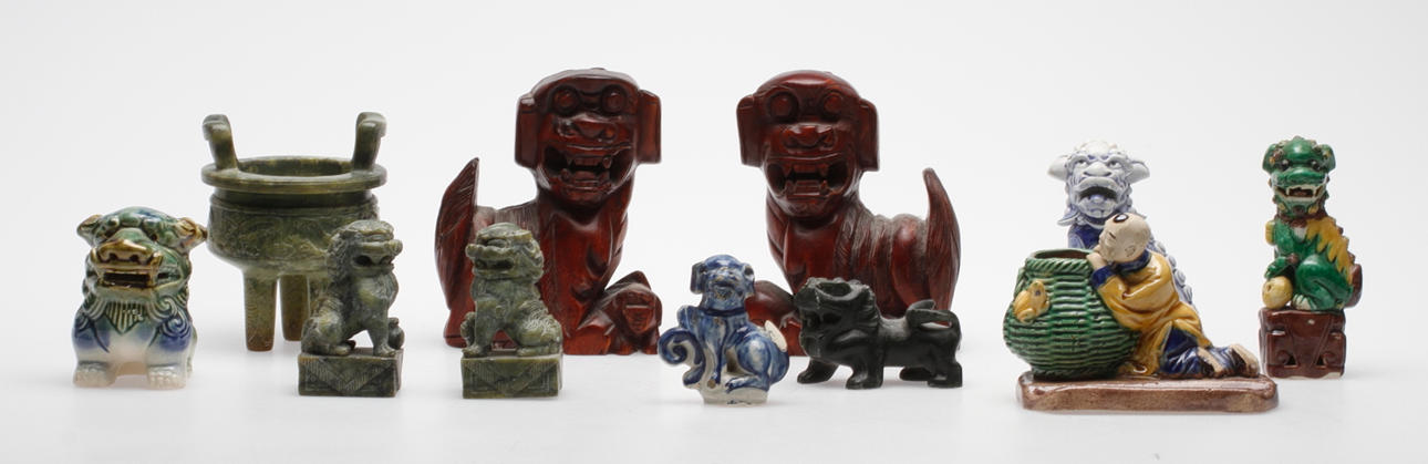 ORIENTALISKA FÖREMÅL, 11 delar, sten, trä samt keramik.