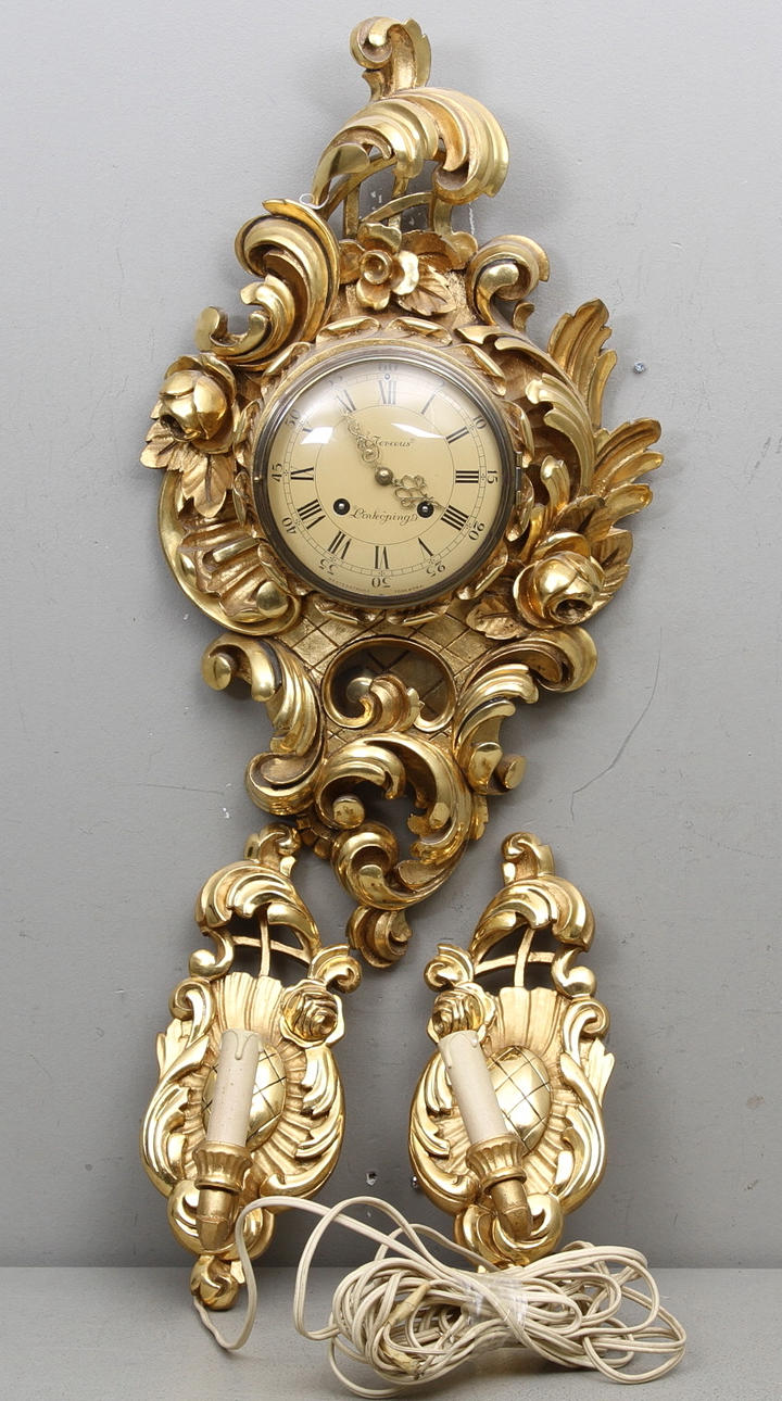 VÄGGPENDYL med ETT PAR LAMPETTER, trä, rokokostil, G. Jeraeus, Linköping, 1900-talets mitt.