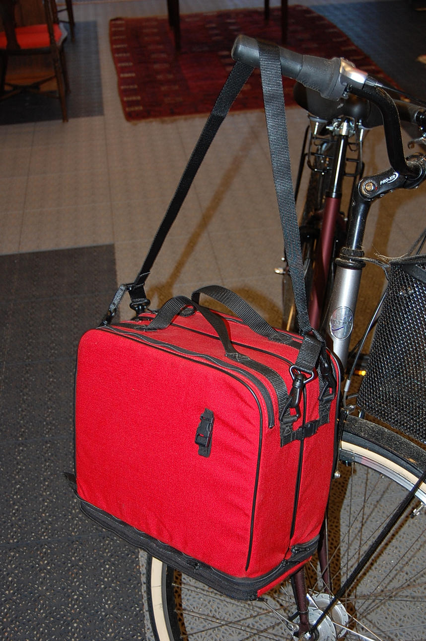 CYCKEL/ AXELVÄSKOR, 12 st nya i kartong ( röd ).