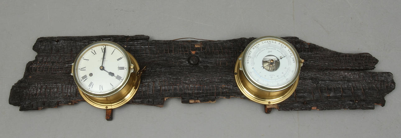 SKEPPSUR samt BAROMETER Schatz, monterade på trä.