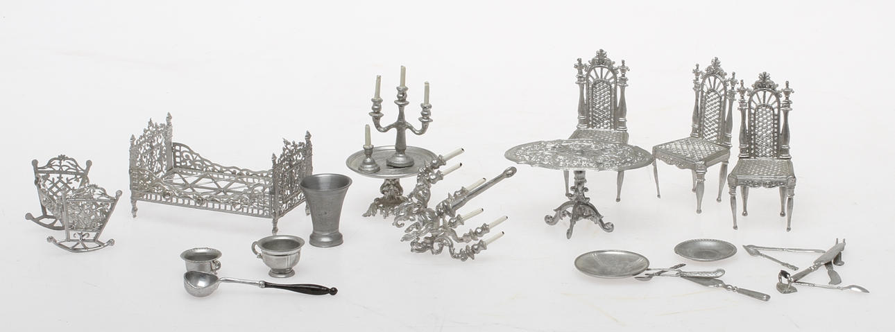 DOCKSKÅPSMöBLER mm.. ca 25 delar, tenn, 1900-tal.