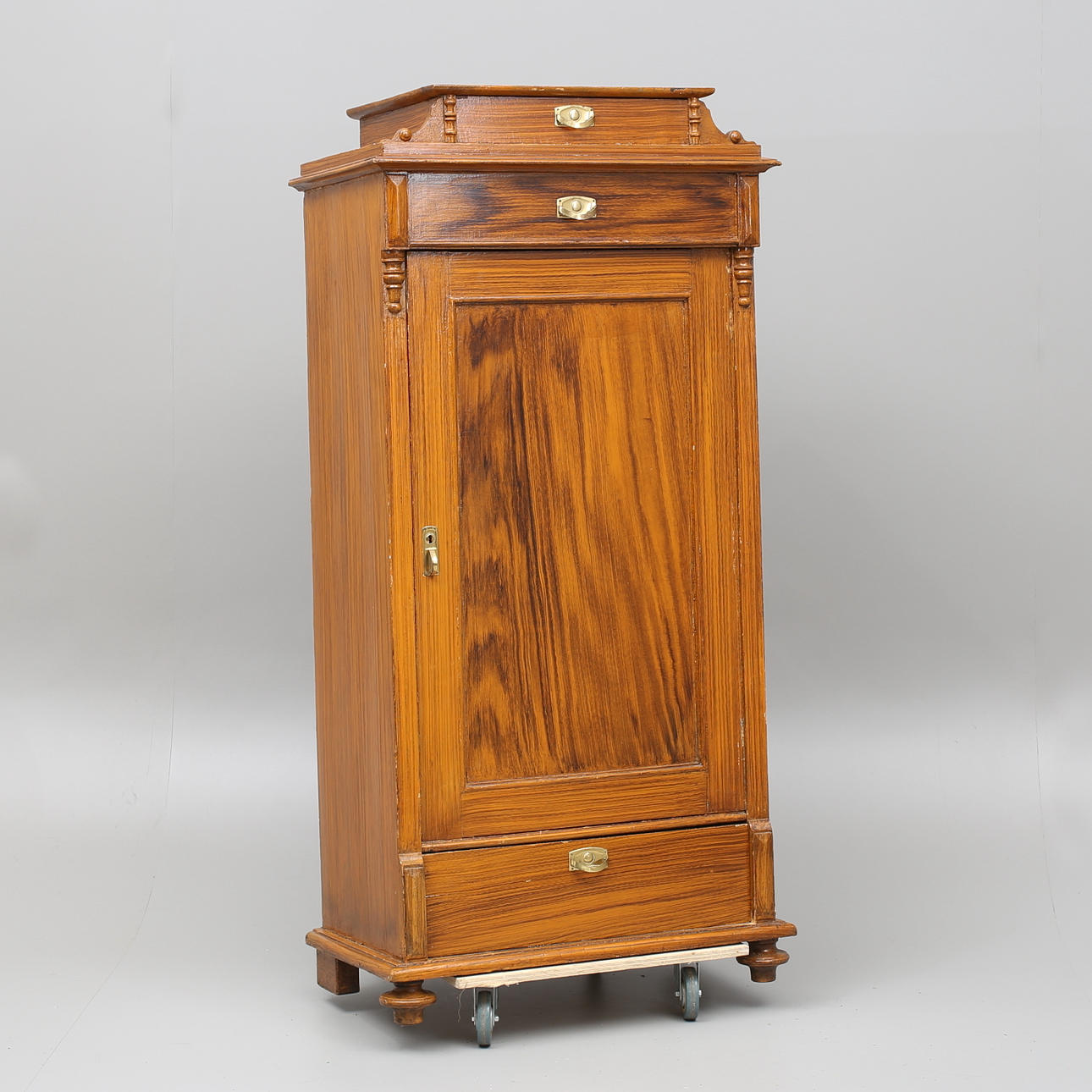 KLÄDSKÅP/DRÄNGASKÅP, ådringsmålat, 1800-tal.