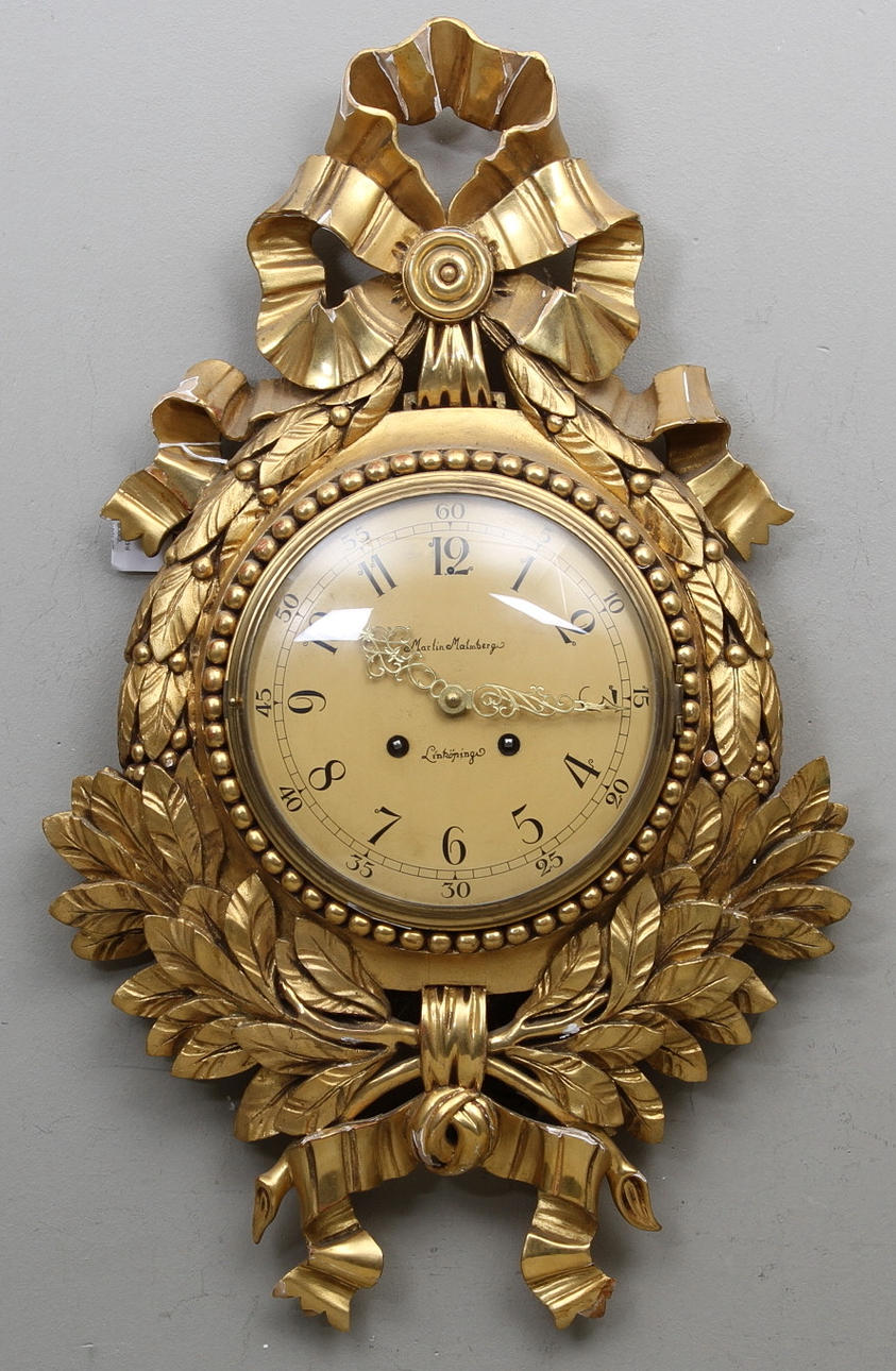 VÄGGPENDYL, trä, gustaviansk stil, Martin Malmberg, Linköping, fodral av G. Boiardt, 1900-talets mitt.