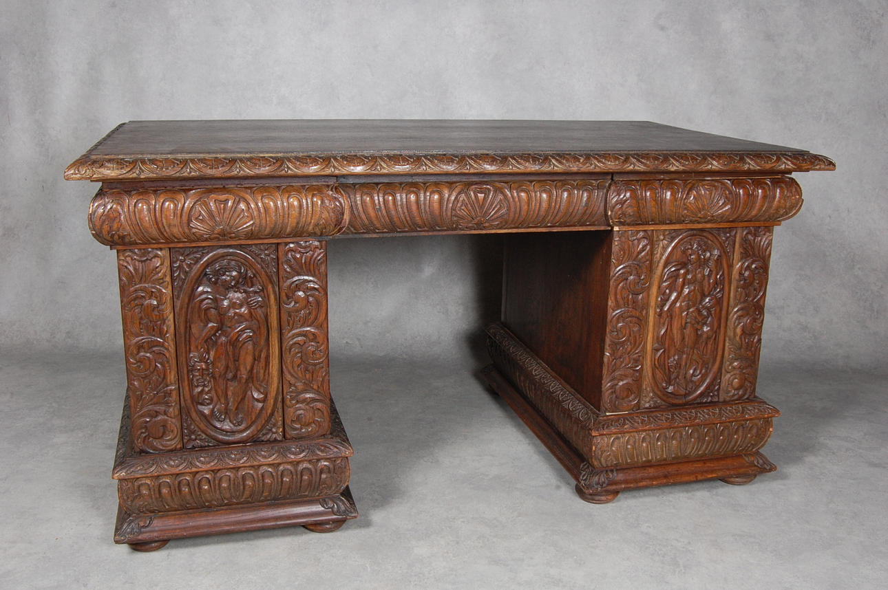 SKRIVBORD, Renässansstil, rikt skuret, 1900-talets första hälft.