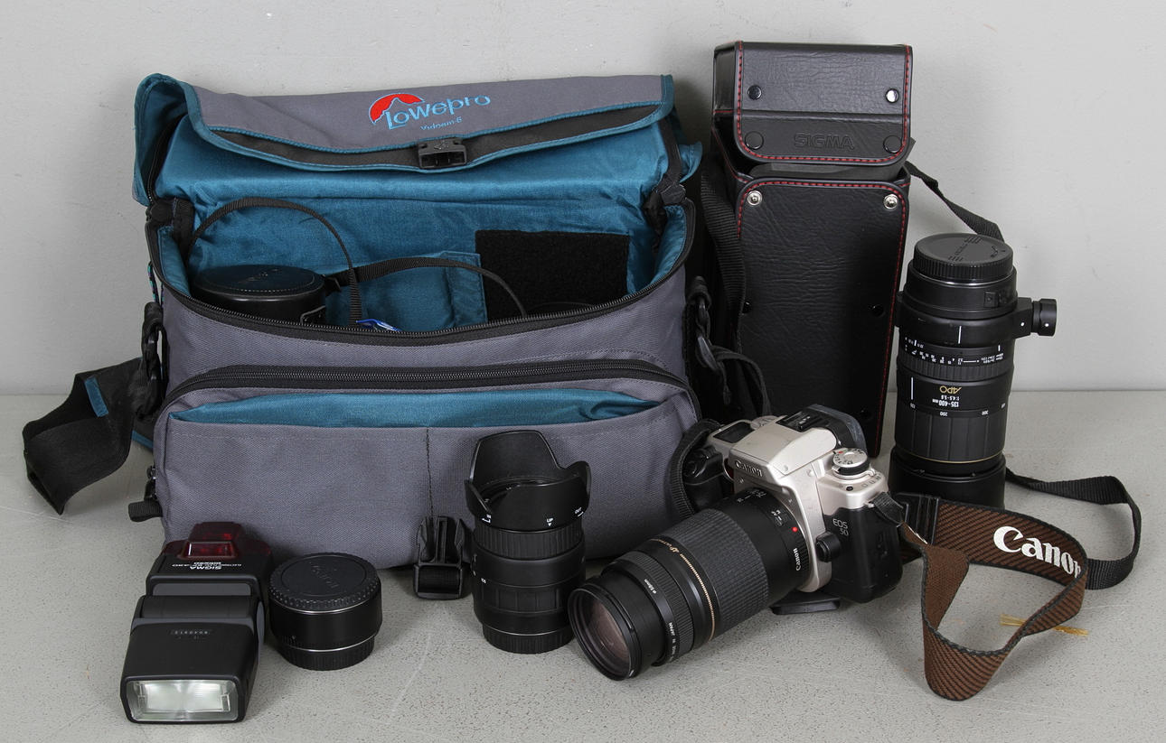 KAMERA, Canon EOS 50 med OBJEKTIV och BLIXT.