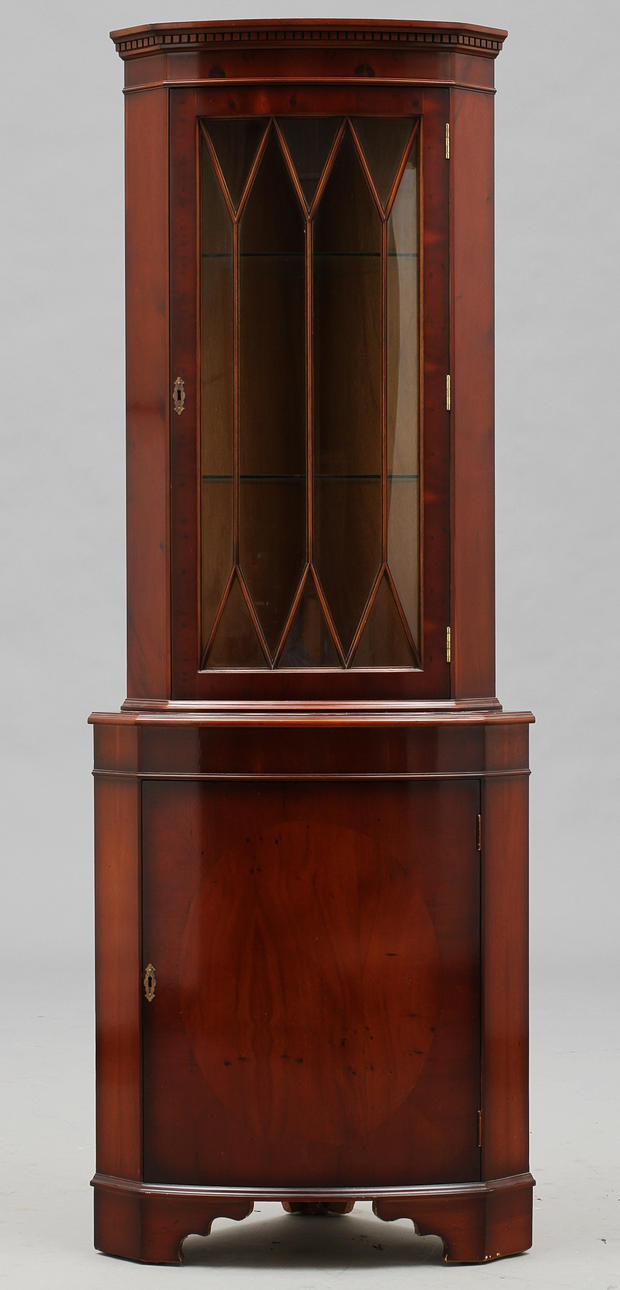 HÖRNSKÅP, engelsk stil, 1900-tal.