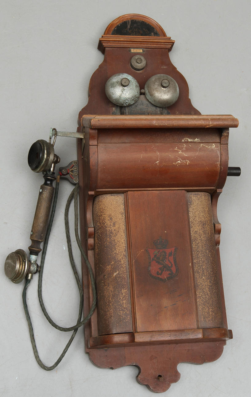 VÄGGTELEFON, märkt AS ELEKTRISKA BUREAU KRISTIANIA, NORGE. omkring 1900.