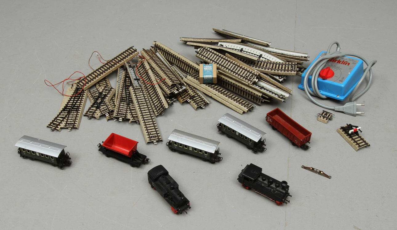 MODELLTÅG, MÄRKLIN , räls,2 lok, 5 vagnar, trafo, stoppbock med mera.