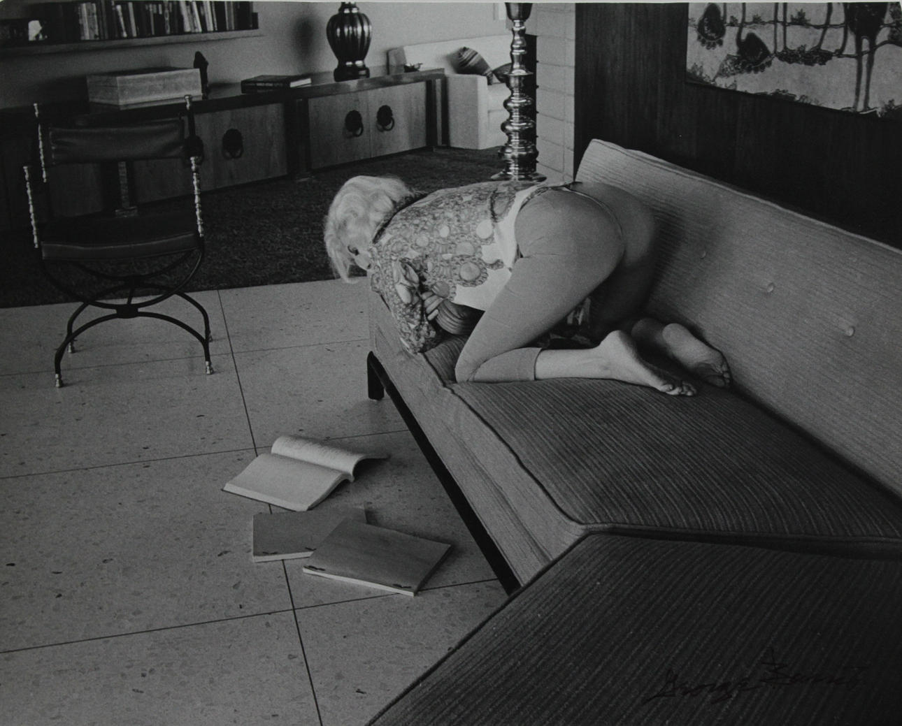 GEORGE BARRIS. Marilyn Monroe läsande i soffa. Silvergelatinfotografi. Signerad.