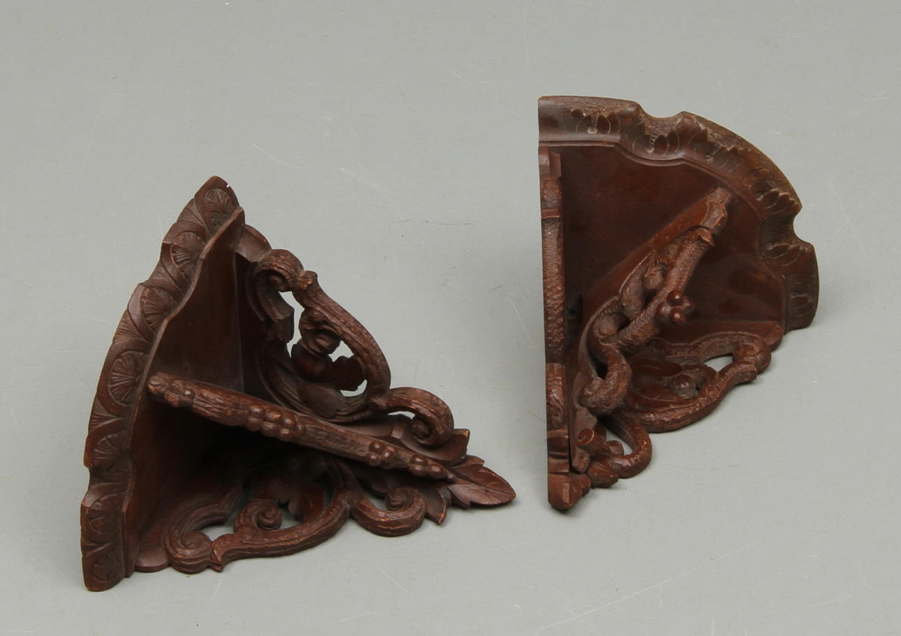 VÄGGKONSOL för hörn, 2 st, träskuren dekor, 1800/1900-tal.