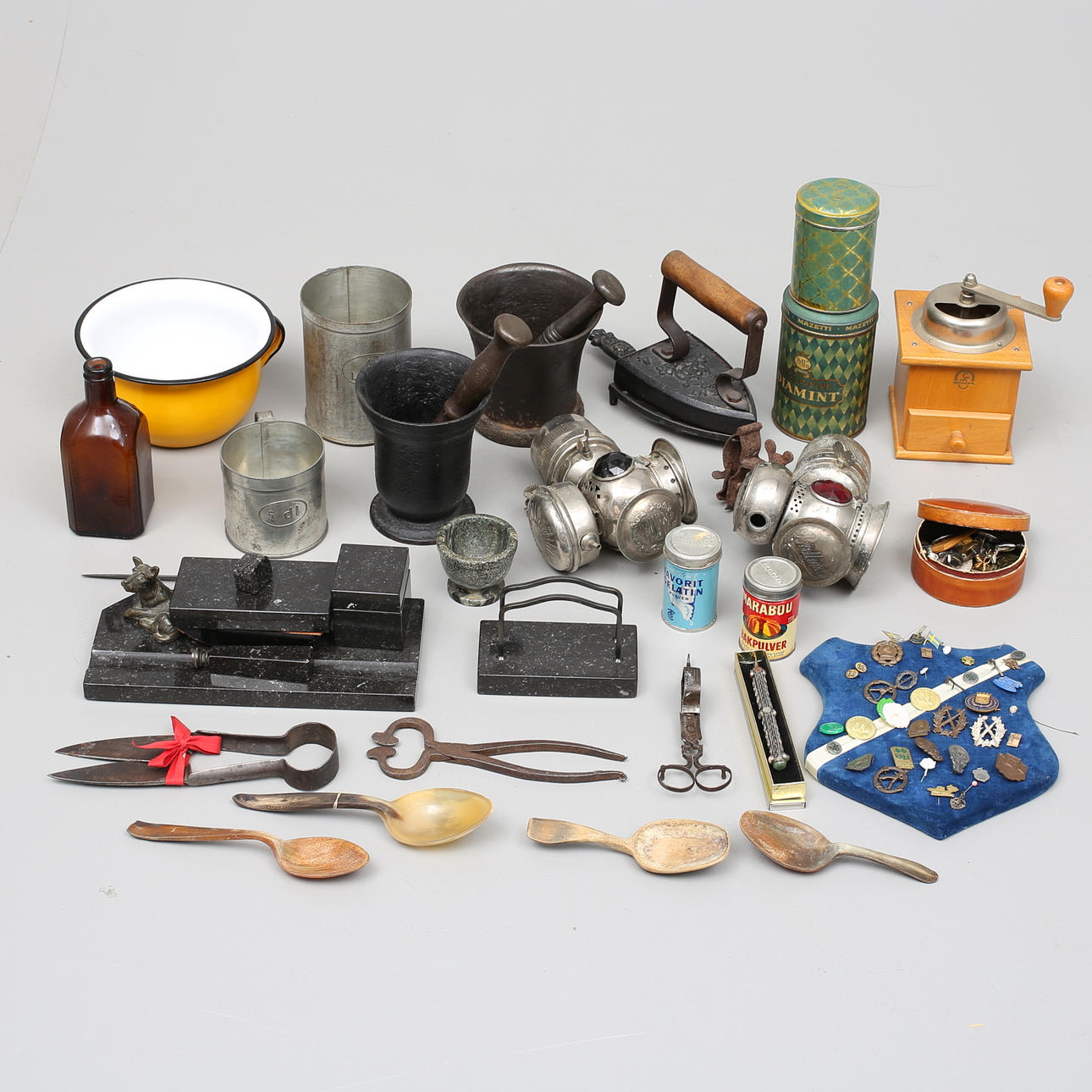 KARBIDLAMPOR, MÄRKEN, MORTLAR m m.