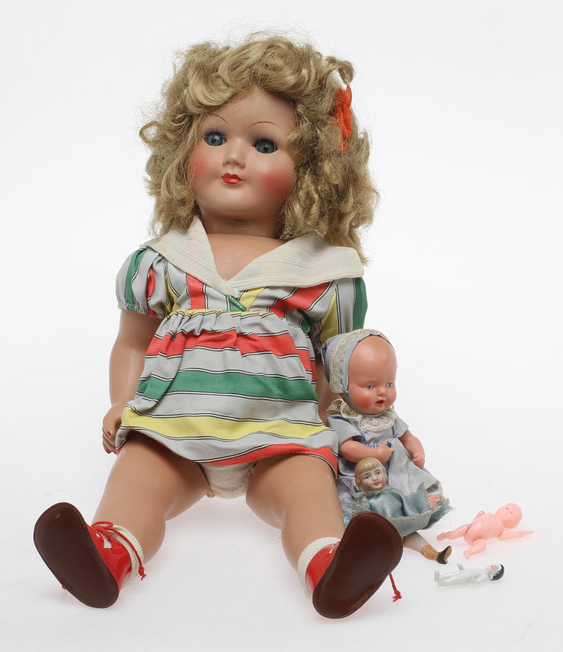 DOCKOR en i massa "Drei M". En i biskvi med ledade armar och ben. 3 övriga mindre dockor.