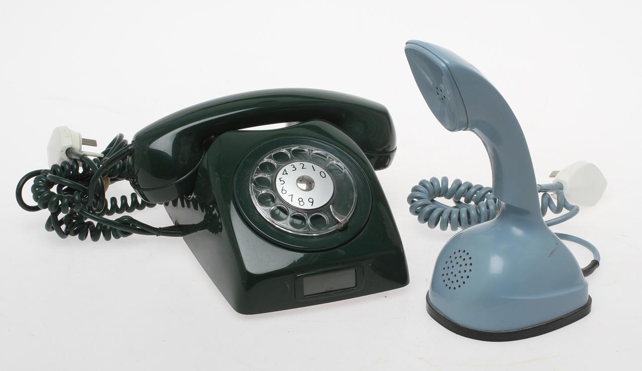 BORDSTELEFONER 2 st, varav en Kobra/Ericofon.
