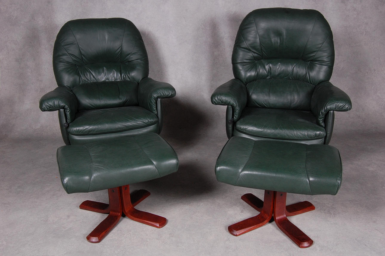 FÅTÖLJER, 1 par, skinn, med fotpallar.