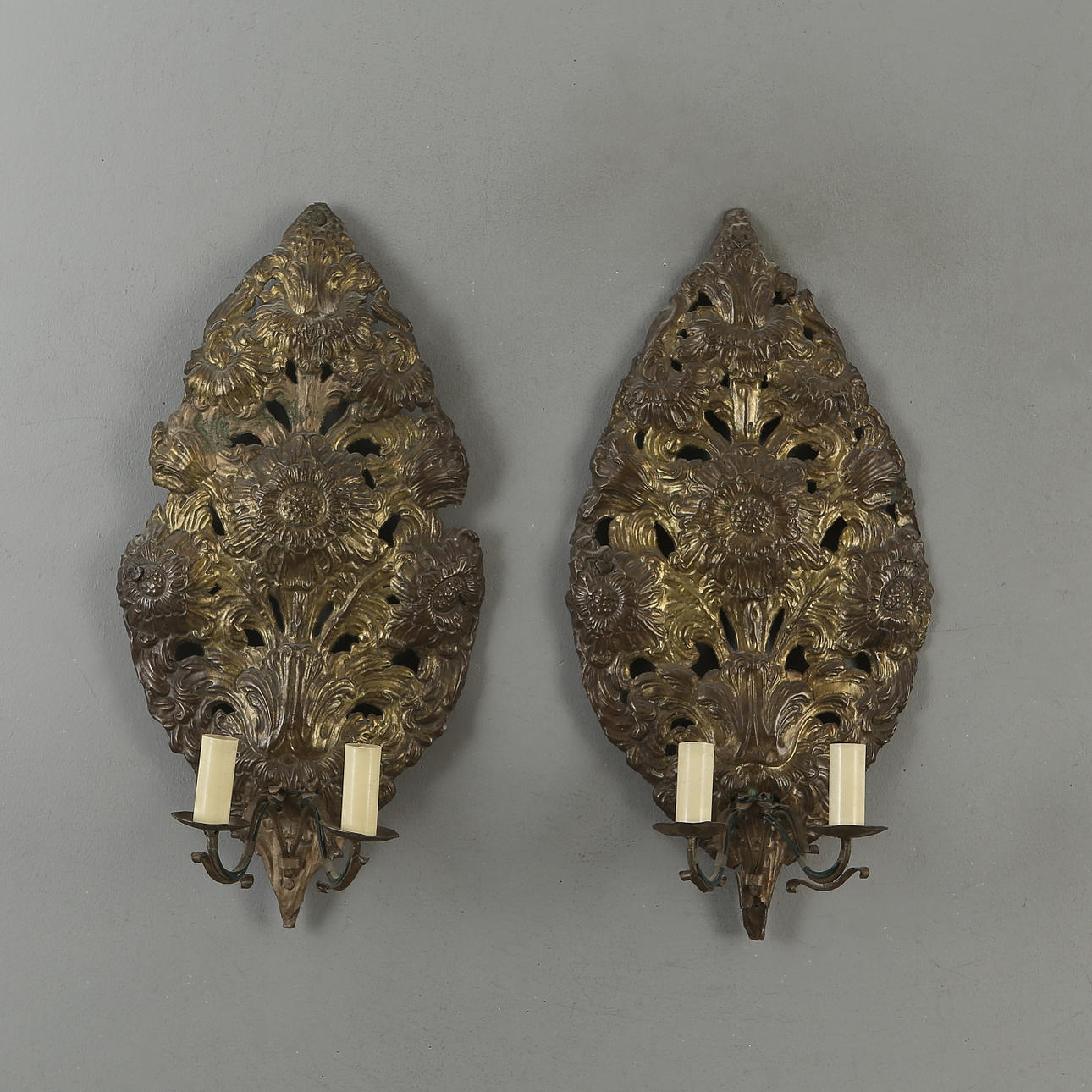 LJUSPLÅTAR, 1 par, senbarock, omkring 1700.