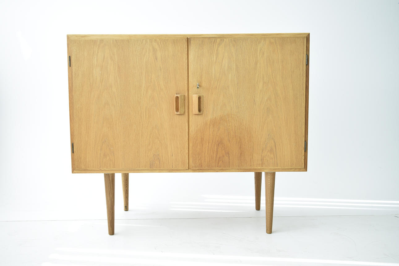 BØRGE MOGENSEN. Schrank in Eiche, 1900S.