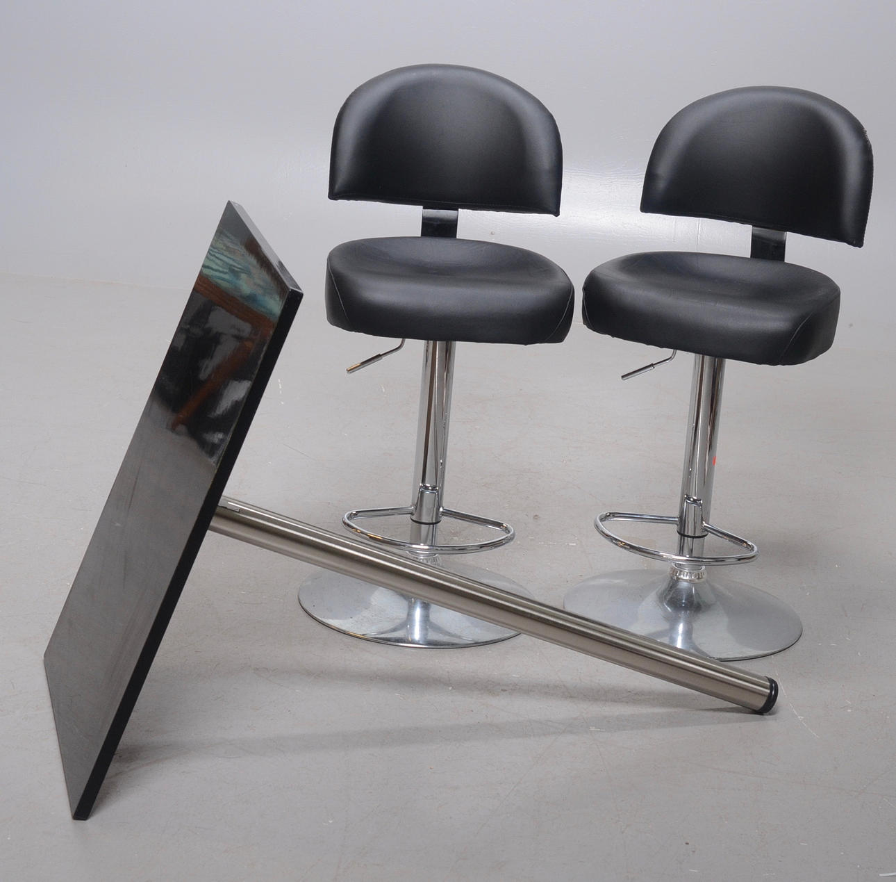 BARBORD samt 2 st stolar.