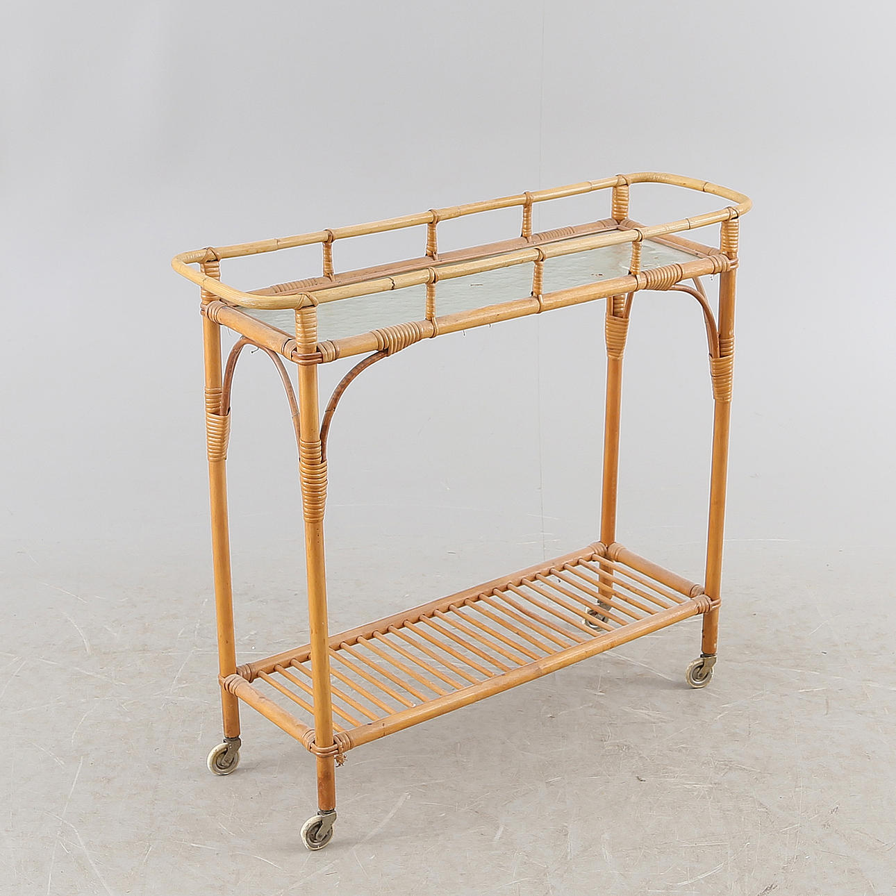 Kukkapöytä, rottinki, 1900-luvun puoliväli.