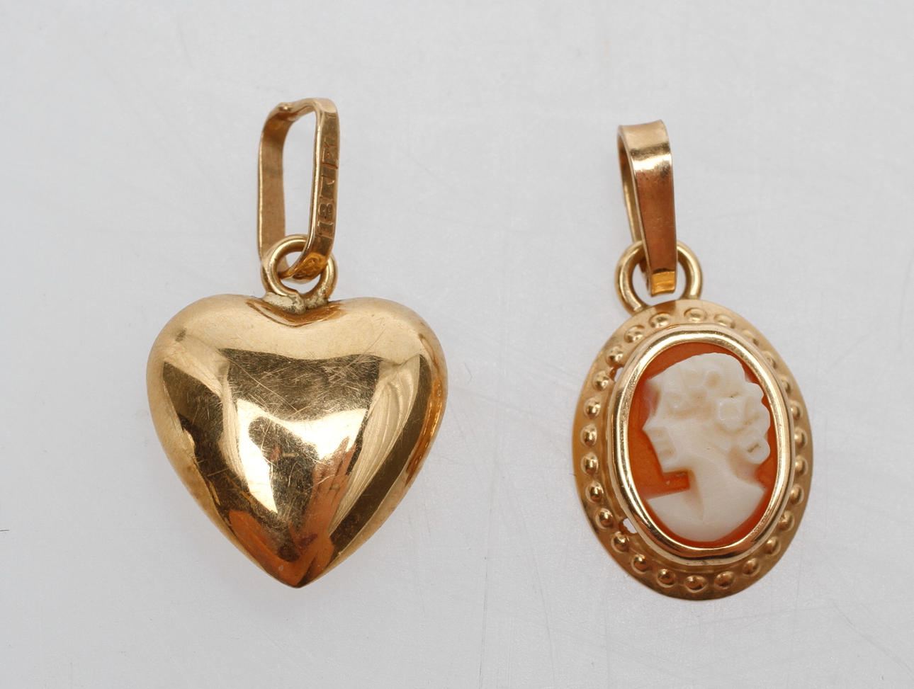 BERLOCKER, 2 st, 18k guld, vikt ca 1,3 gr.
