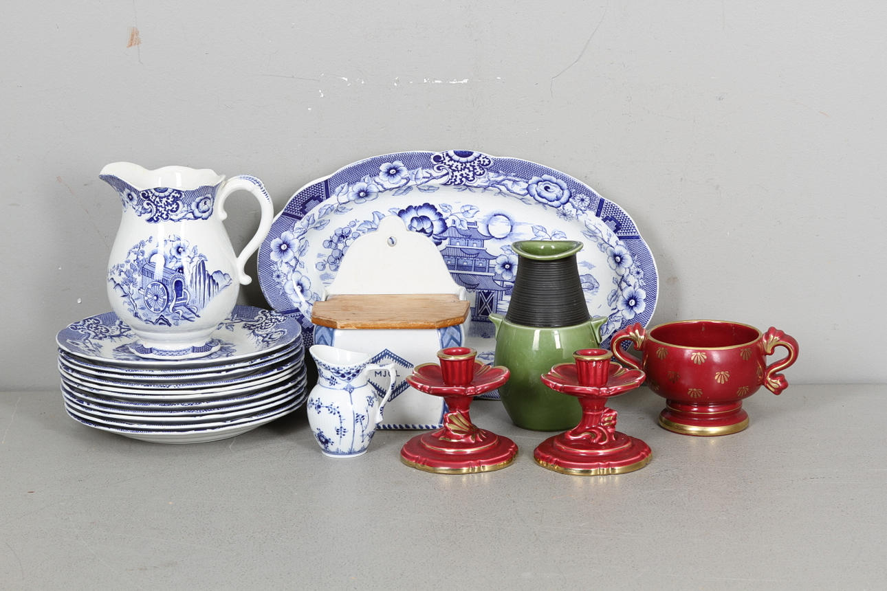 KERAMIKFÖREMÅL, bl.a. Rörstrand, Gustavsberg, Gefle, Royal Copenhagen.