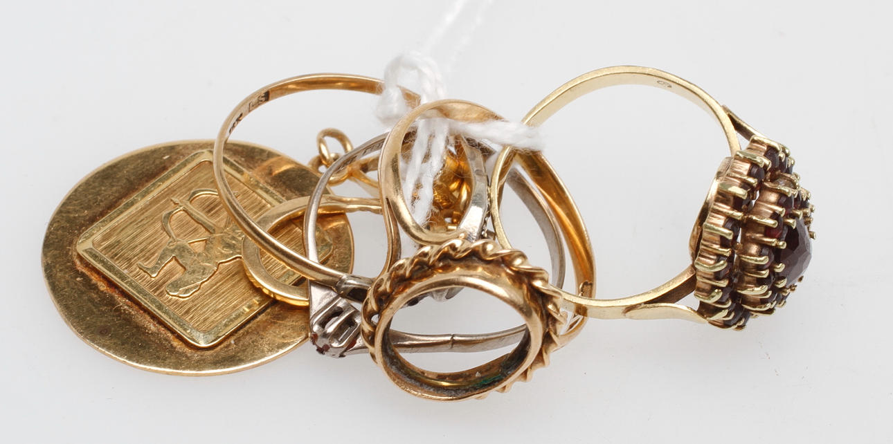 RINGAR, 4 st samt HÄNGEN, 2 st, 18k guld, vikt ca 16,2 gr.