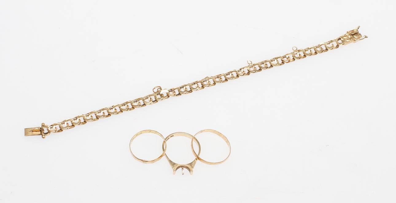 ARMBAND samt RINGAR 3 st, 18k guld, vikt ca 14 gr.