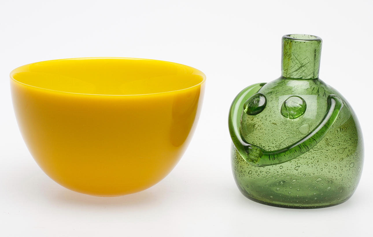 GLASFÖREMÅL, 2 delar, FLASKA, Erik Höglund, SKÅL, "Colora", Orrefors.