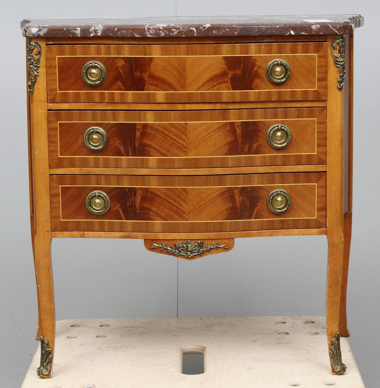 BYRÅ MED STENSKIVA, rokokostil.