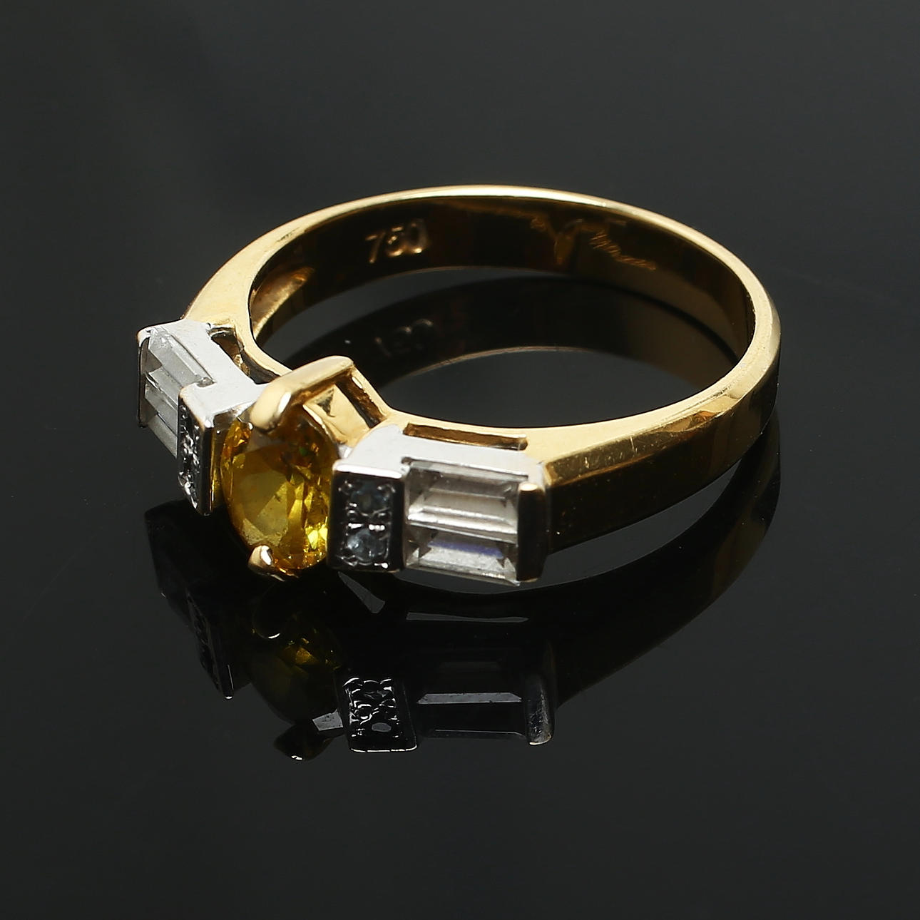 RING, 18 Karat Gold, ein gelber Stein, weiße Steine.