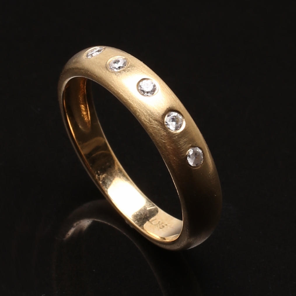 RING 9K mat børstet guld med 5 hvide sten.