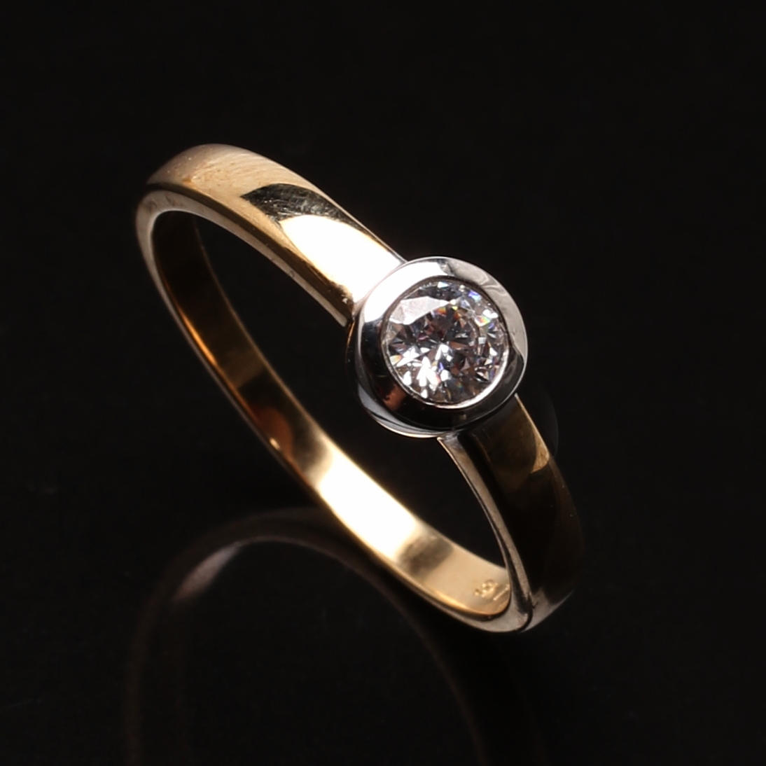 RING 9 K guld med vit solitär sten.