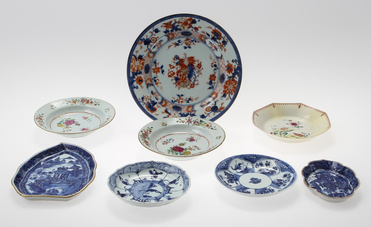 ORIENTALISK KERAMIK, 8 delar, 1700/1800-tal.