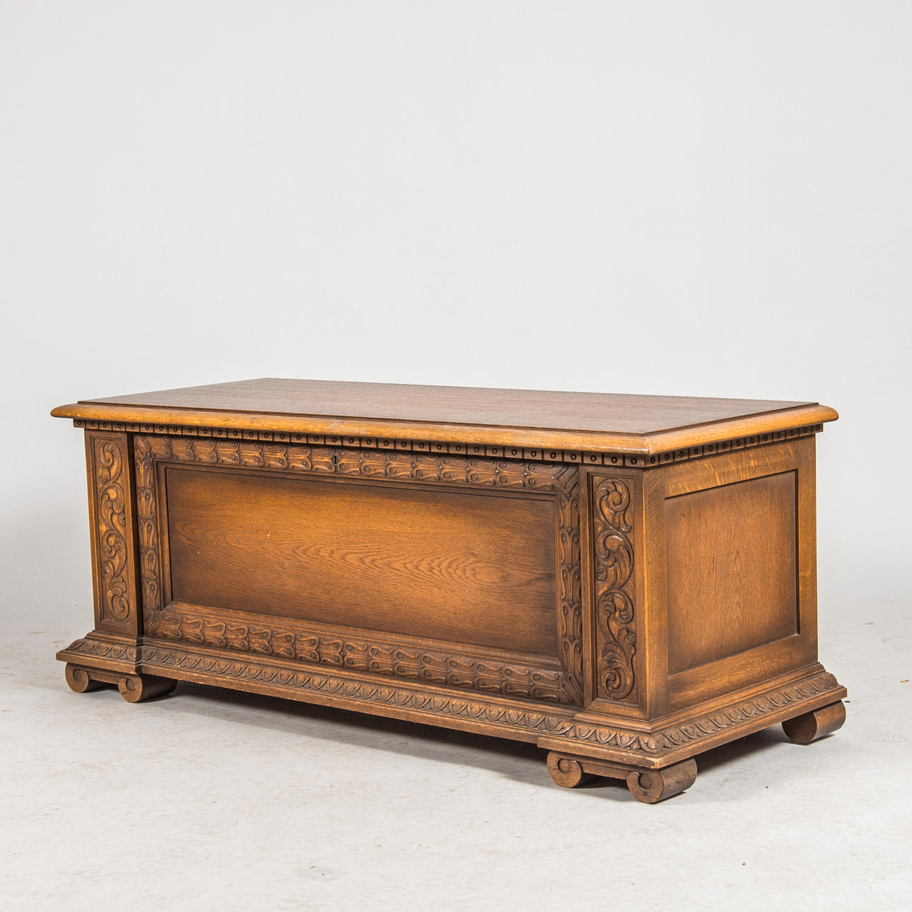 COFFIN, oak, 20th century.
