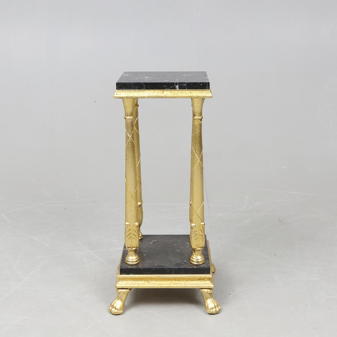 PEDESTAL med MARMOR.