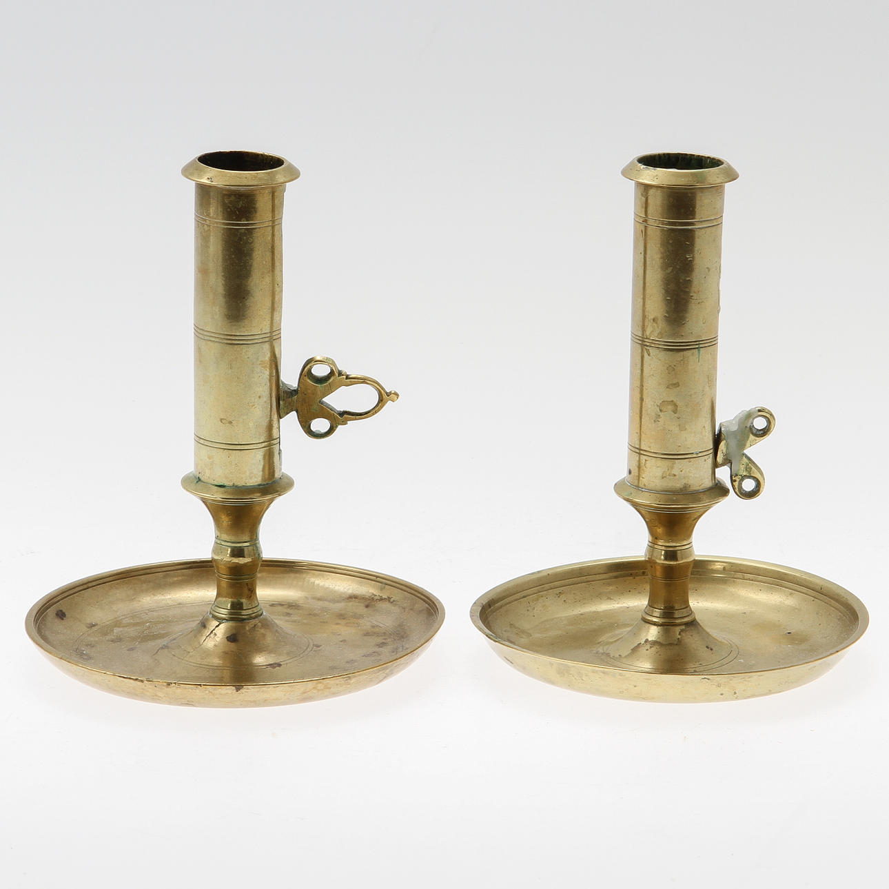 KONTORSLJUSSTAKAR, ett par, mässing, 1800/1900-tal.