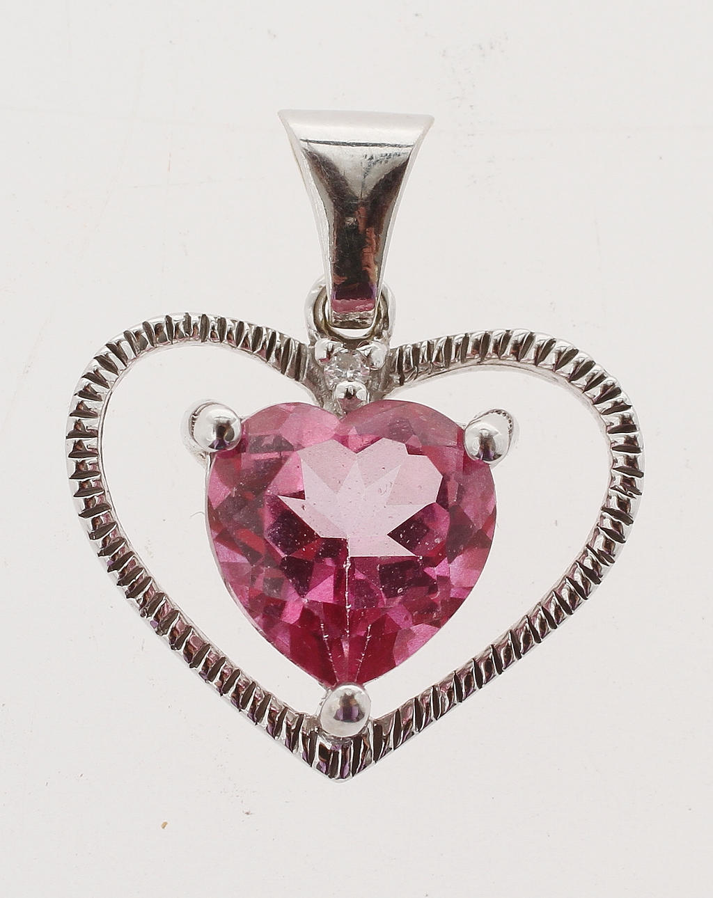 HÄNGE, 18k vitgul med hjärtformad rosa topas samt mindre diamant. Vikt 1,4 gram.