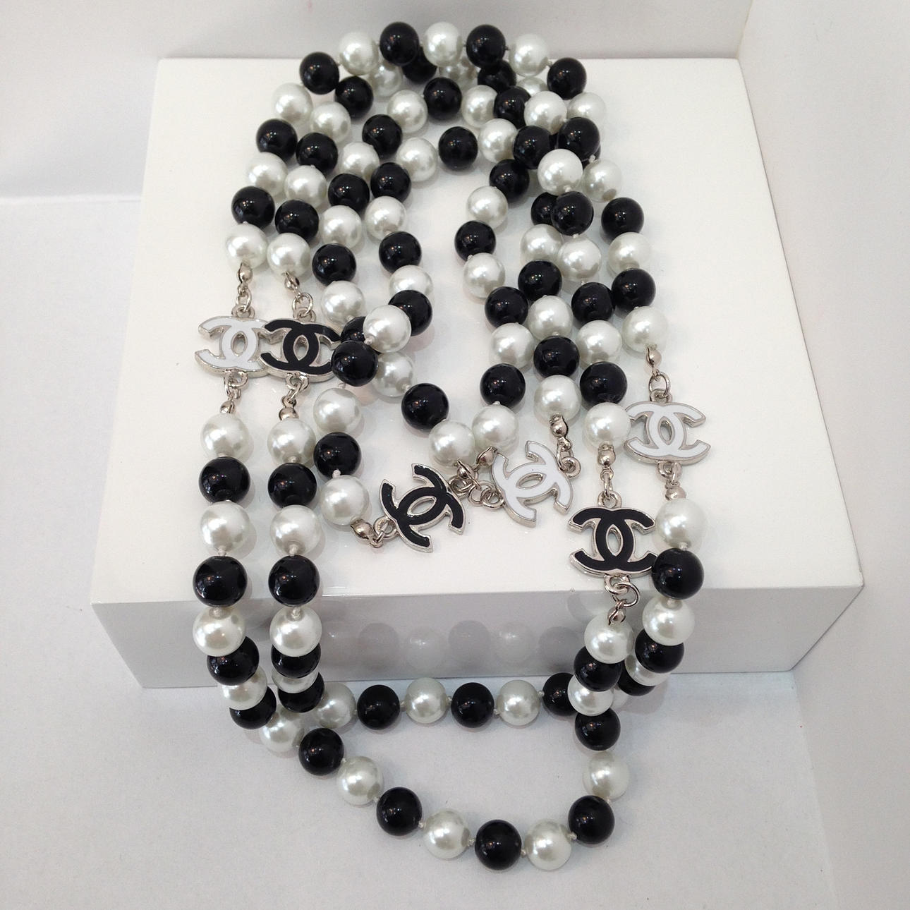 HALSKETTE AUS SCHWARZEM GLAS UND PERLEN.