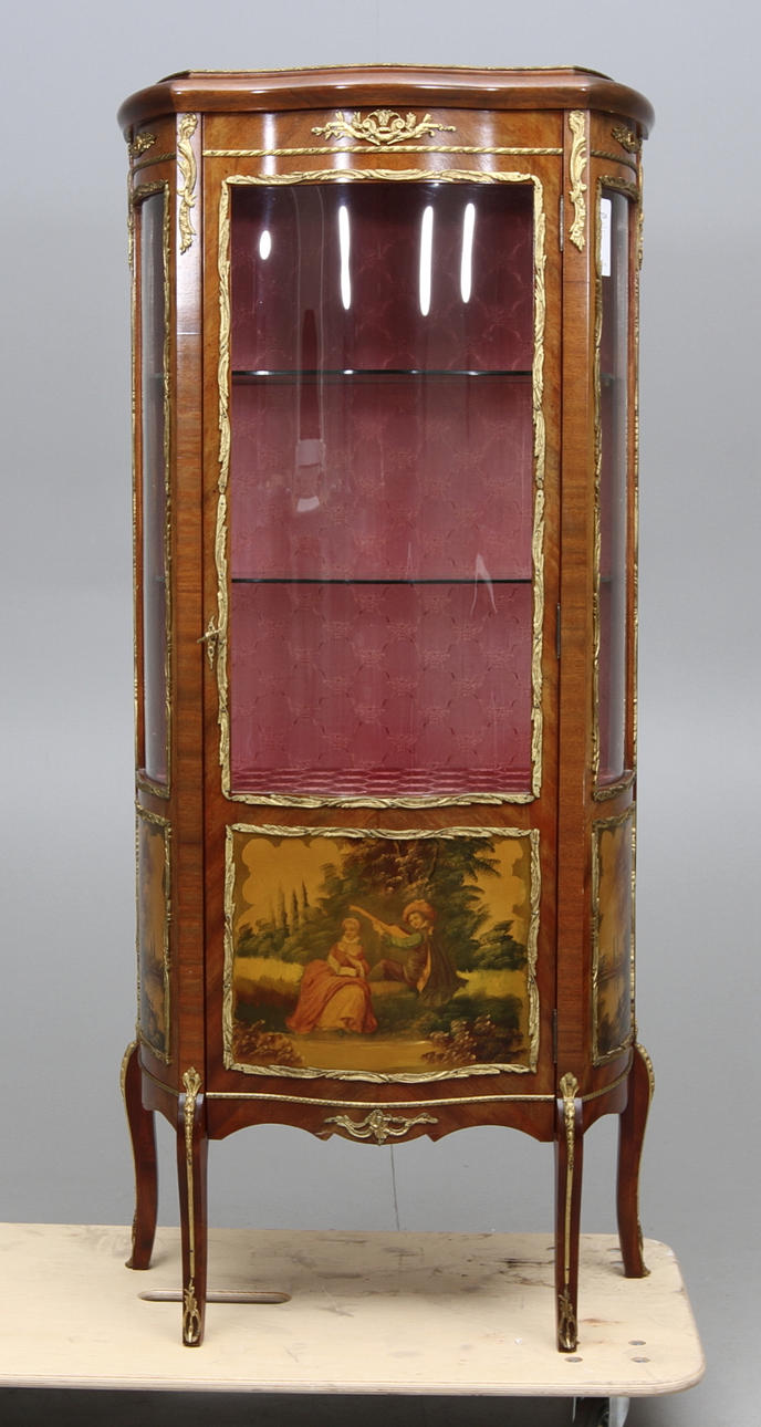 VITRINSKÅP, rokokostil, 1900-talets senare hälft.