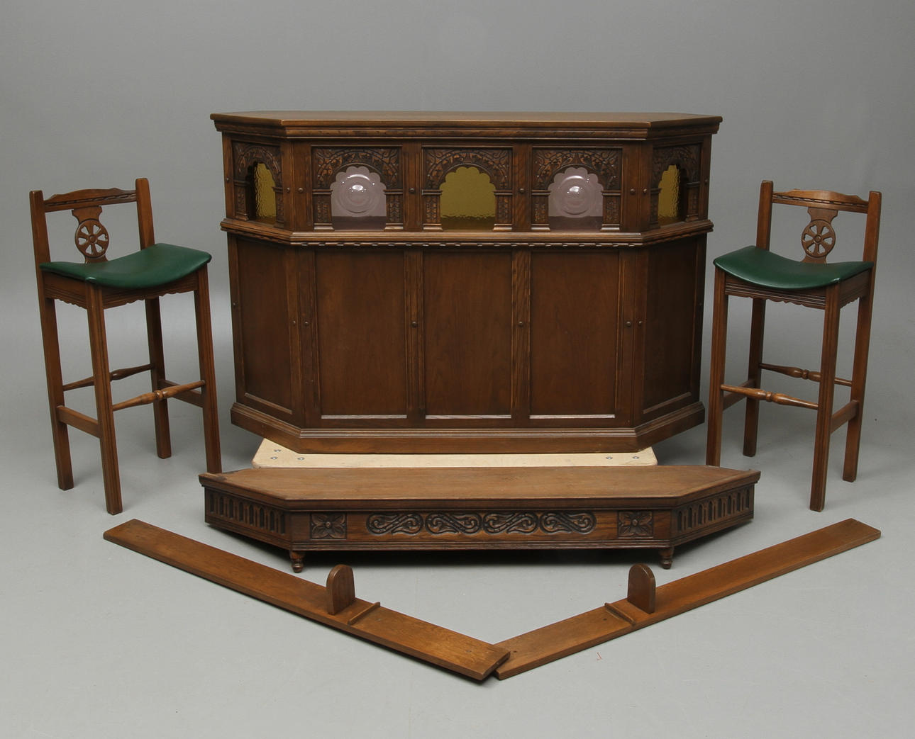 BARDISK med BARSTOLAR 2 st, 1900/2000-tal.