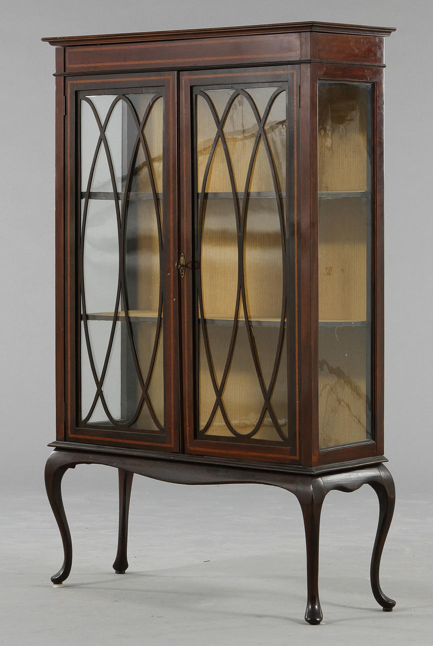 VITRINSKÅP, Engelsk stil, 1900-tal.