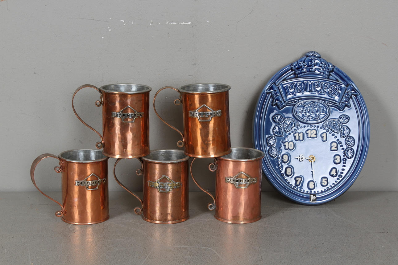 REKLAM, 6 delar, MUGGAR, 5 st, "Pripps", kopparsmedjan Eskilstuna samt VÄGGKLOCKA, keramik, Jie.