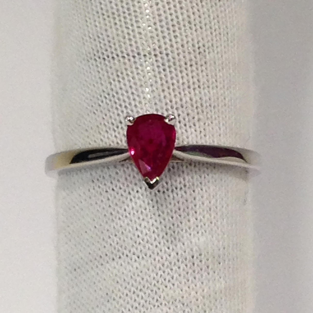 18K GULD RUBIN RING.