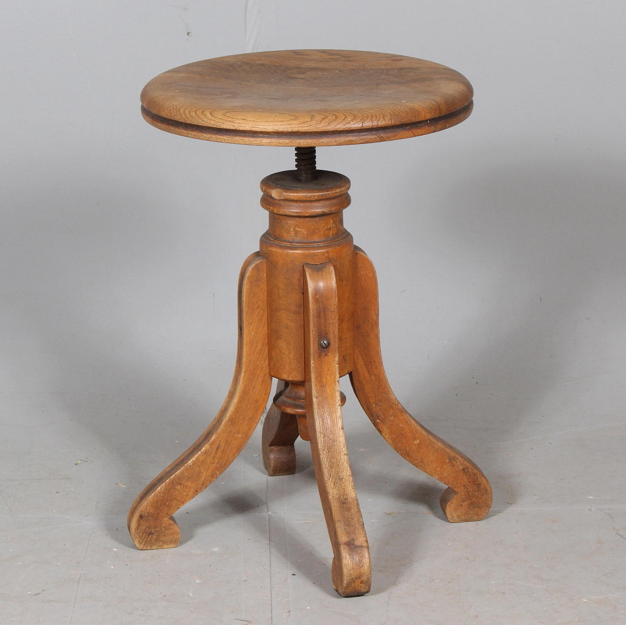 Taburete de madera elevable de principios del siglo XX.