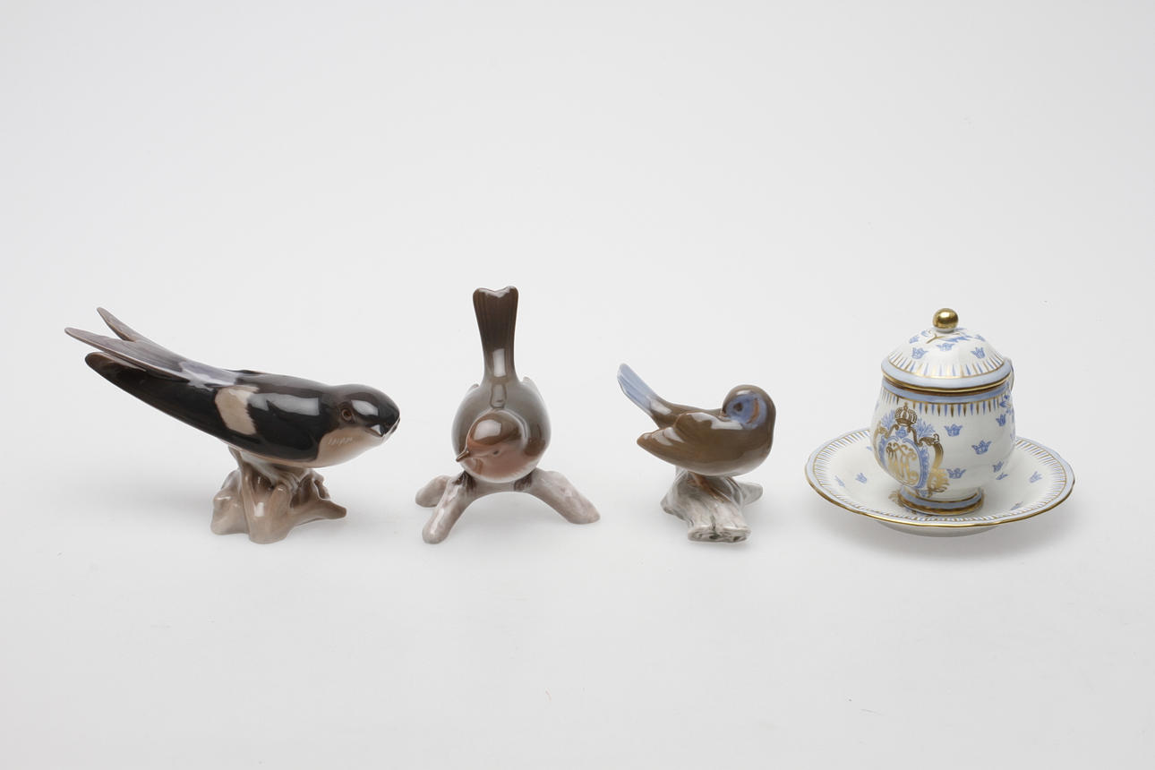 PORSLINSFÖREMÅL, 4 delar, CREMEKOPP, Suzanne Öhlén, Rörstrand och FIGURINER, 3 st, Bing&Gröndahl.