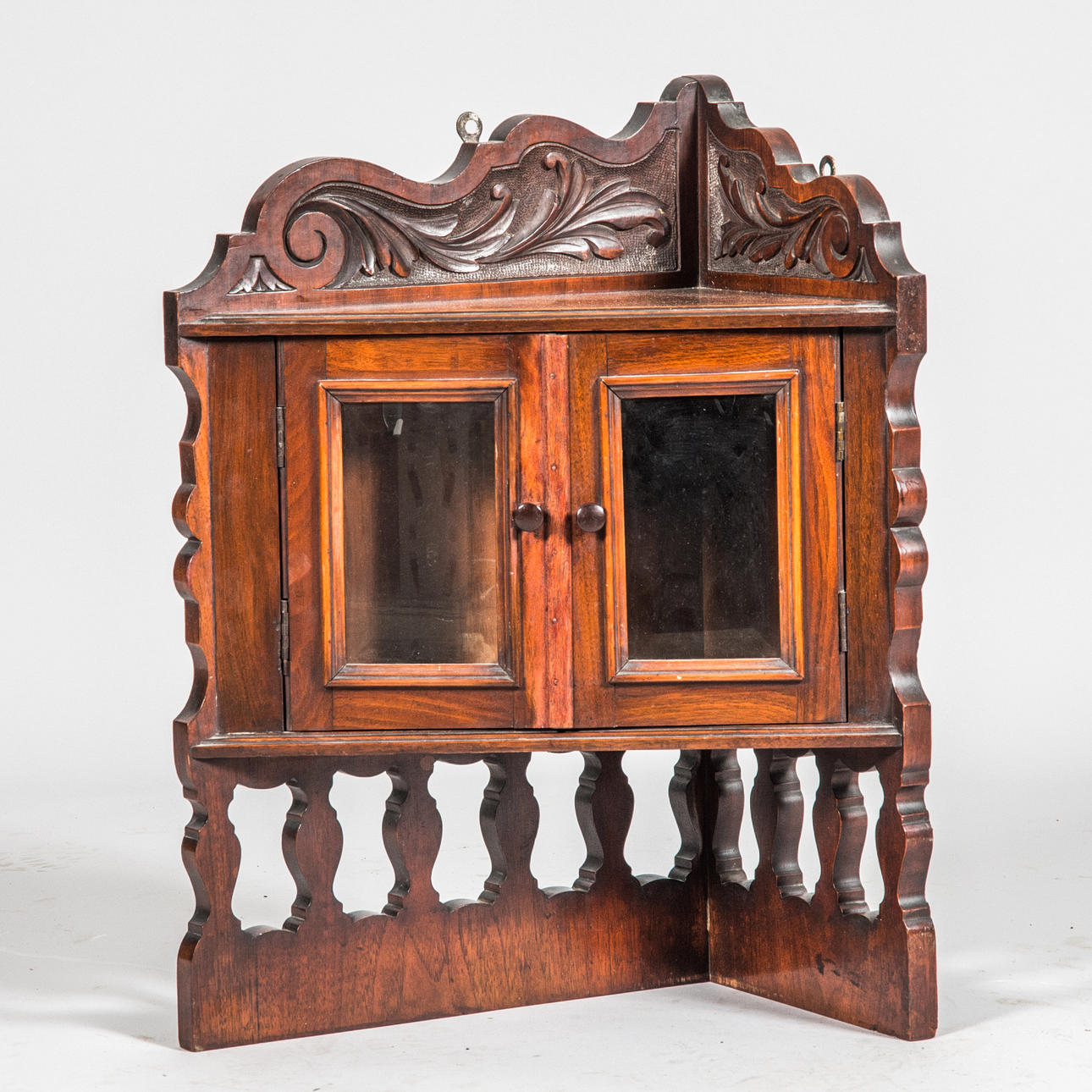 HJØRNESKAB, mahogni, 1900-tallet.