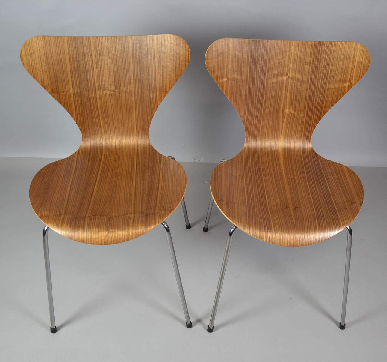ARNE JACOBSEN. Zwei 3107 Stühle in Walnuss. Möbel - Sessel & Stühle