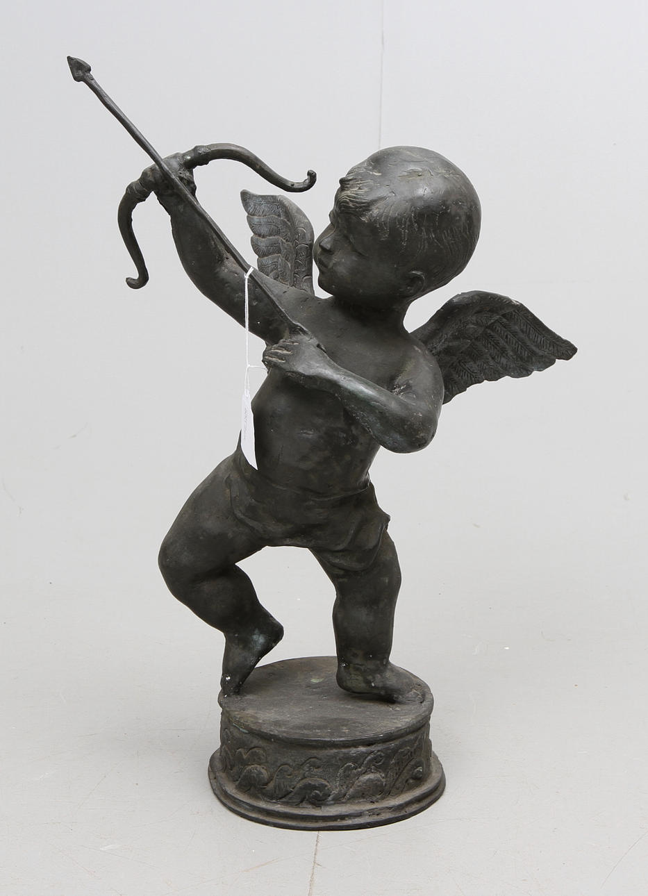 TRÄDGÅRDSFIGUR. I form av ängel. 1900-tal.